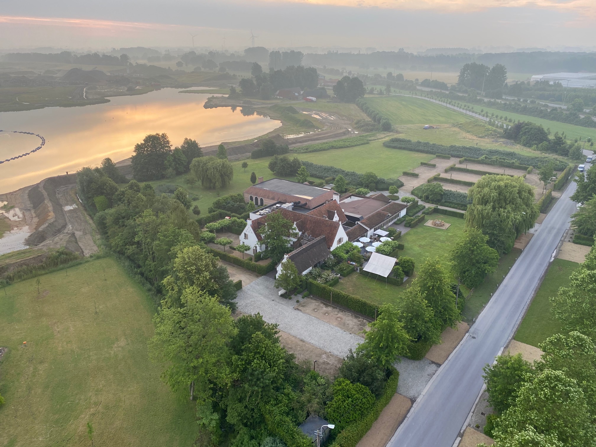 Panoramisch uitzicht over de rivier en velden tijdens een ballonvlucht in Oost-Vlaanderen