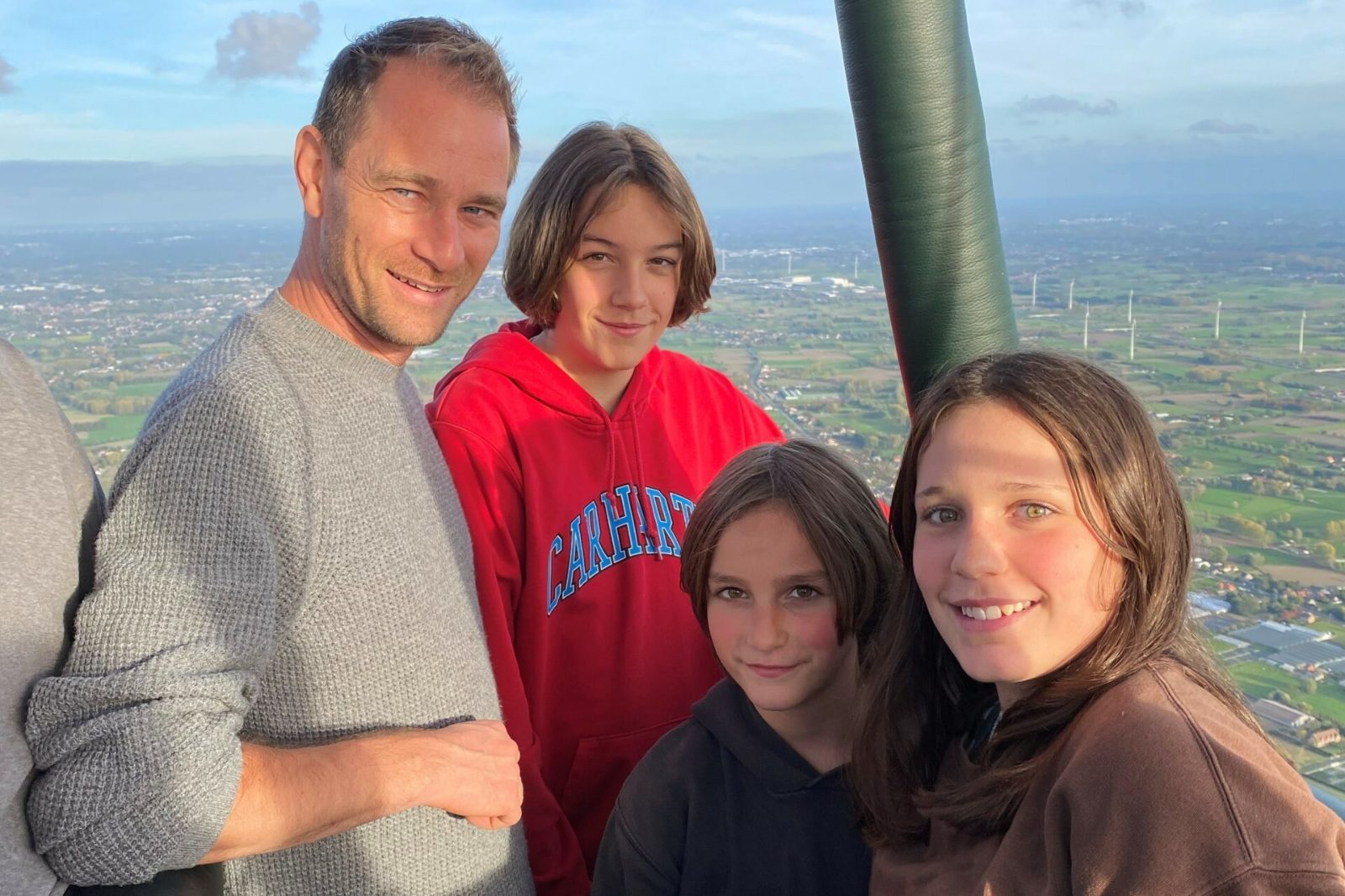 Gezin geniet van het uitzicht tijdens een ballonvaart boven Wetteren