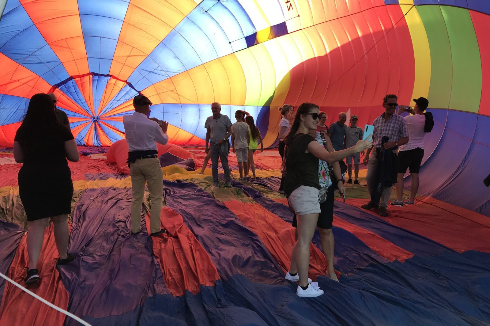 Bezoekers wandelen in de luchtballon tijdens de voorbereiding van een ballonvaart in Lokeren