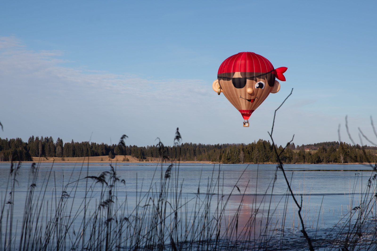 Luchtballon in de vorm van een piraat zweeft boven een meer in Lokeren