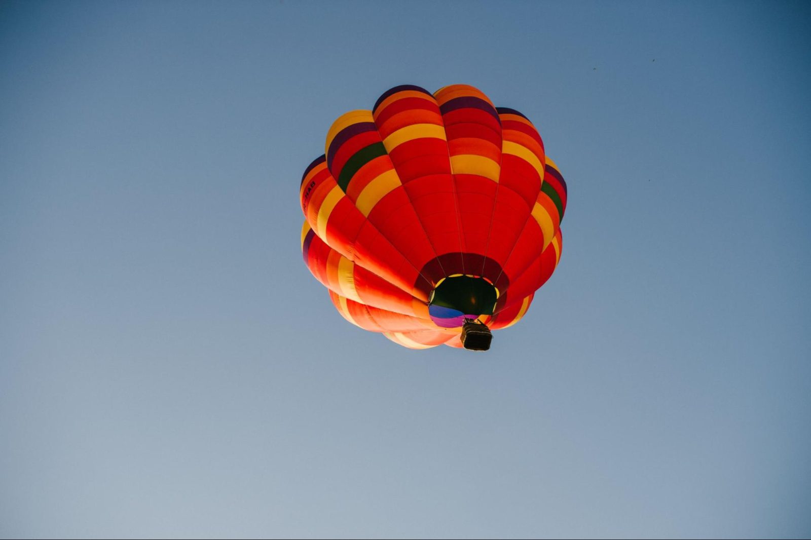 Een kleurrijke luchtballon zweeft hoog in de lucht boven Aalst