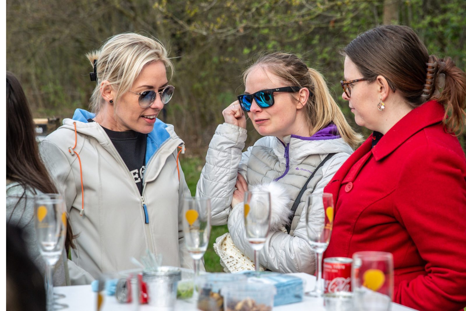 Drie vrouwen praten en genieten na een ballonvaart in Lokeren