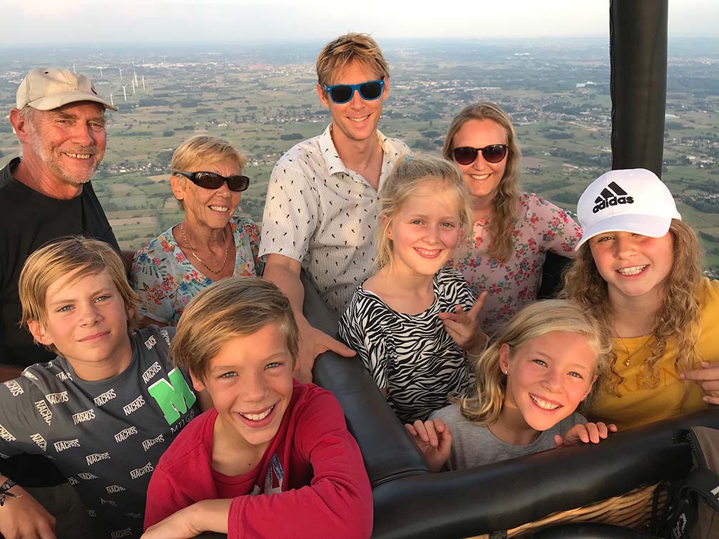 Groep vrienden en familie geniet samen van een ballonvaart, een cadeaubon die echte herinneringen creëert
