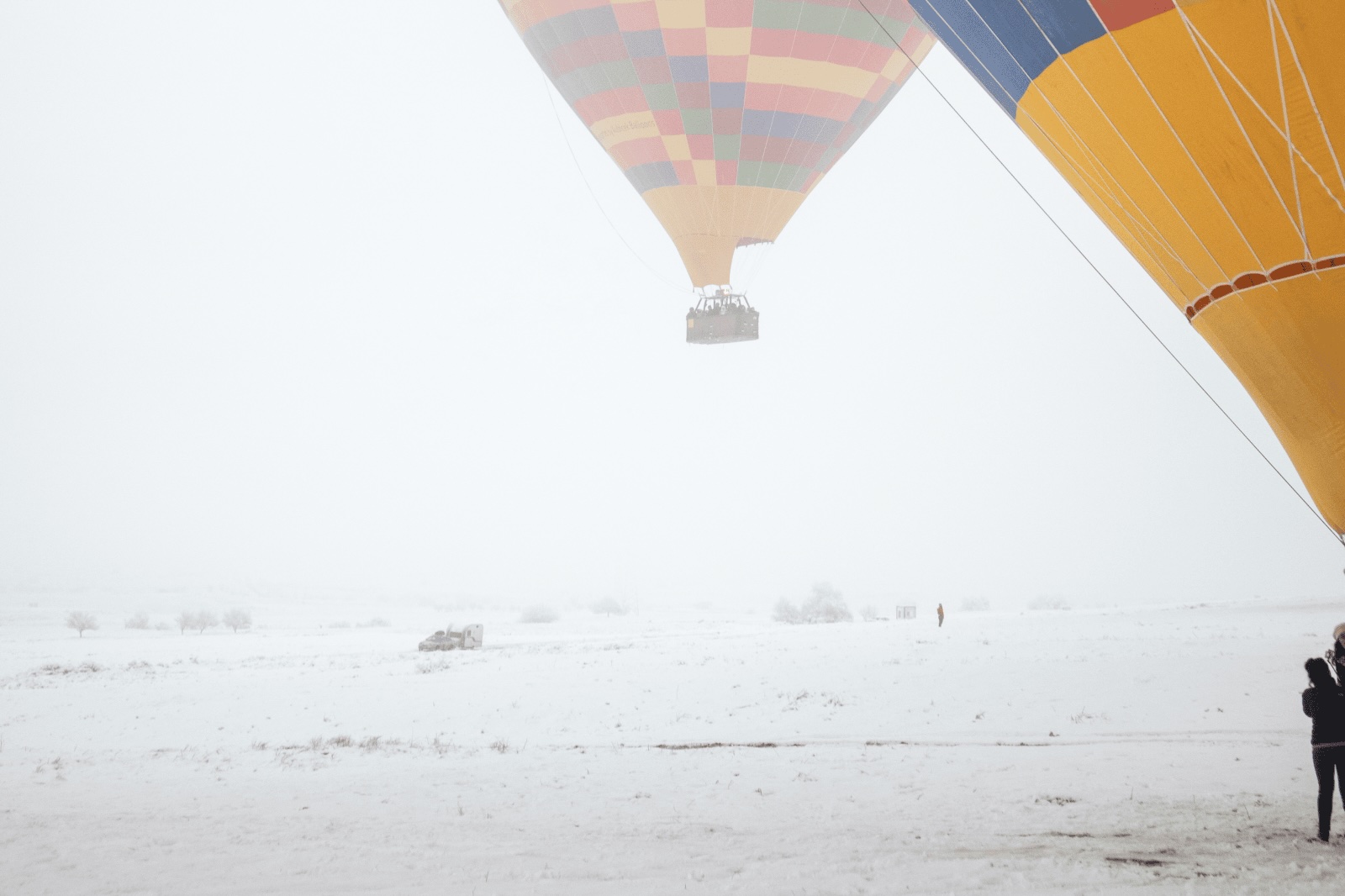 Ballonnen in dichte mist en sneeuw, omstandigheden die vaak leiden tot uitstel van de ballonvaart