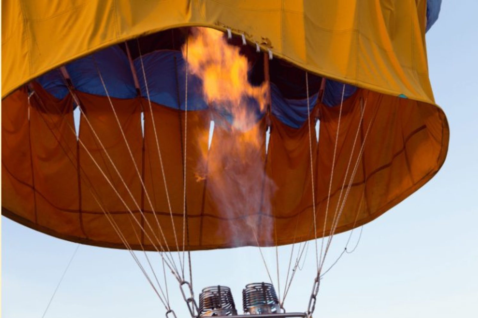 Brander van een luchtballon die vuur blaast tijdens de vlucht onder de ballon