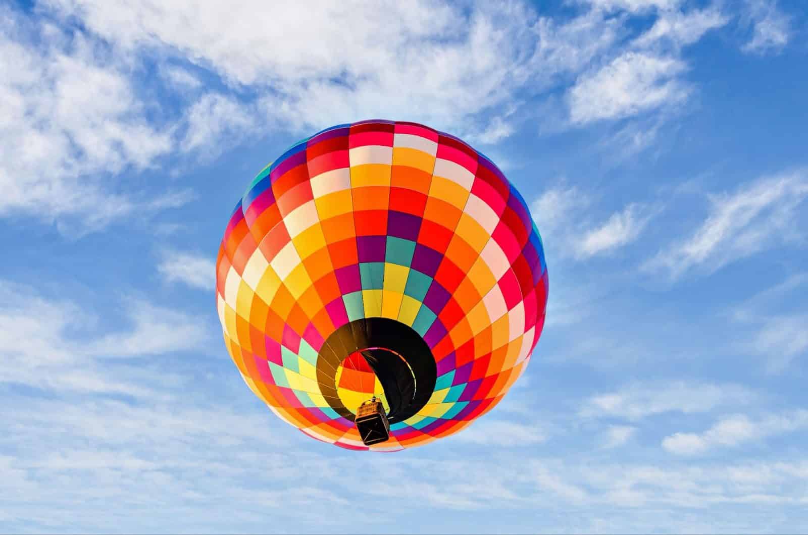 Kleurrijke luchtballon in blauwe lucht als ervaring voor vaderdagcadeau